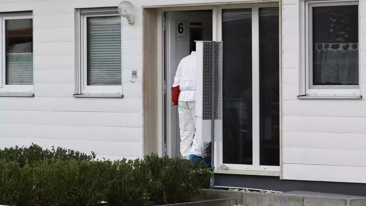 Am Tatort suchten Spezialisten am Freitag weiter nach Spuren. - Bild: Daniel Löb/dpa