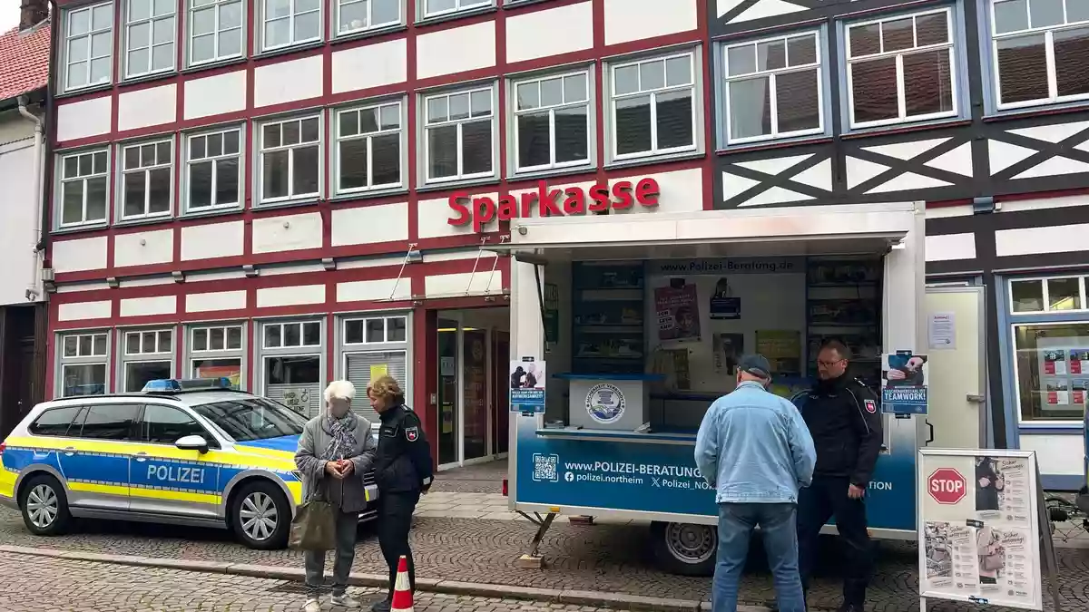 POL-NOM: Abschluss der Aktionswoche auf dem Uslarer Landmarkt - Bild: presseportal.de