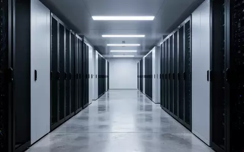 Ein minimalistischer Serverraum mit schlichten, dunklen Serverschränken in einem modernen Gebäude. - Foto: über boerse-global.de