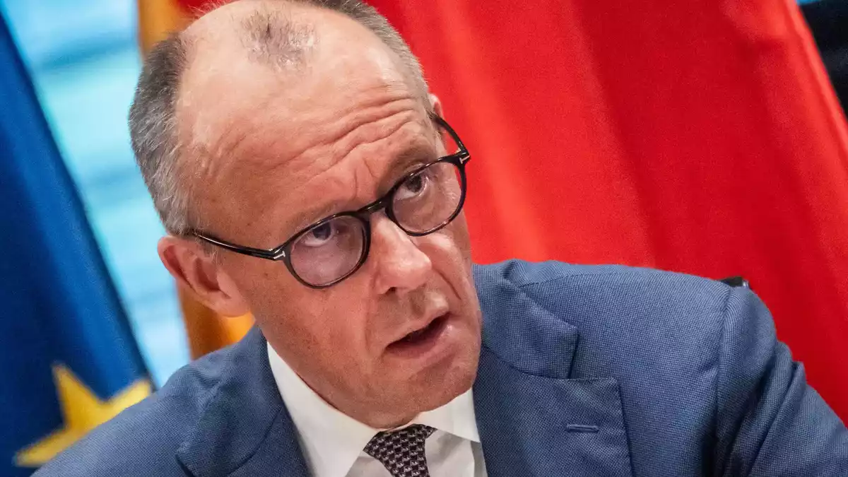 Merz ist über das Verhalten Schröders empört. (Archivbild) - Bild: Michael Kappeler/dpa