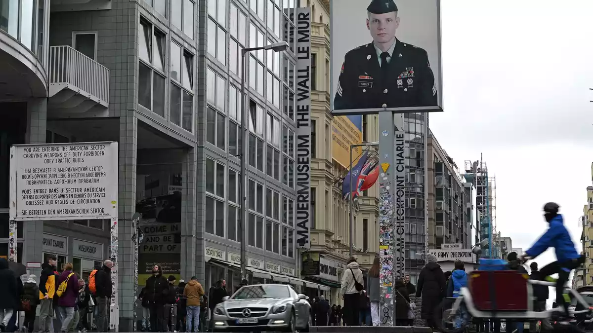 Bei Grabungen am Checkpoint Charlie wurden unter anderem Reste der alten Grenzanlage gefunden. (Archivbild) - Bild: Michael Brandt/dpa