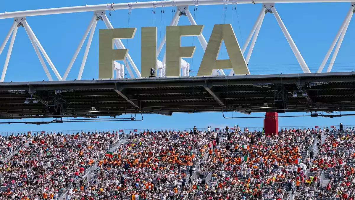 Ein FIFA-Logo bei WM in den USA, Mexiko und Kanada. (Archivbild) - Bild: Jan Woitas/dpa