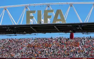Ein FIFA-Logo bei WM in den USA, Mexiko und Kanada. (Archivbild) - Foto: Jan Woitas/dpa