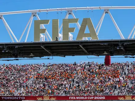 Ein FIFA-Logo bei WM in den USA, Mexiko und Kanada. (Archivbild) - Foto: Jan Woitas/dpa