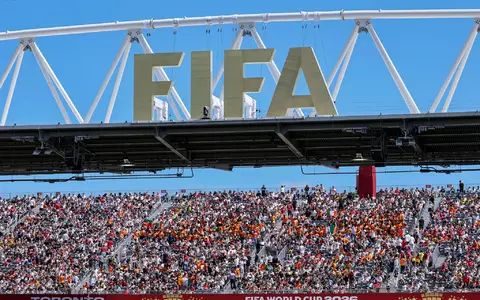 Ein FIFA-Logo bei WM in den USA, Mexiko und Kanada. (Archivbild) - Foto: Jan Woitas/dpa