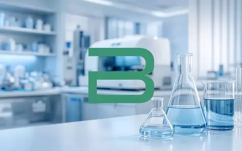Modernes biotechnologisches Labor mit wissenschaftlichen Instrumenten in professioneller, atmosphärischer Beleuchtung. - Foto: über boerse-global.de