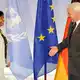 Bundespräsident Frank-Walter Steinmeier begrüßte Pillay 2008 zu einem Gespräch in Berlin. Damals war sie UN-Hochkommissarin für Menschenrechte. (Archivbild) - Bild: Tim Brakemeier/dpa