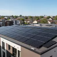 Solarmodule auf dem Dach eines Wohngebäudes in einem Wohnviertel bei strahlendem Sonnenschein. - Foto: über boerse-global.de