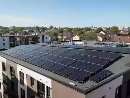 Solarmodule auf dem Dach eines Wohngebäudes in einem Wohnviertel bei strahlendem Sonnenschein. - Foto: über boerse-global.de
