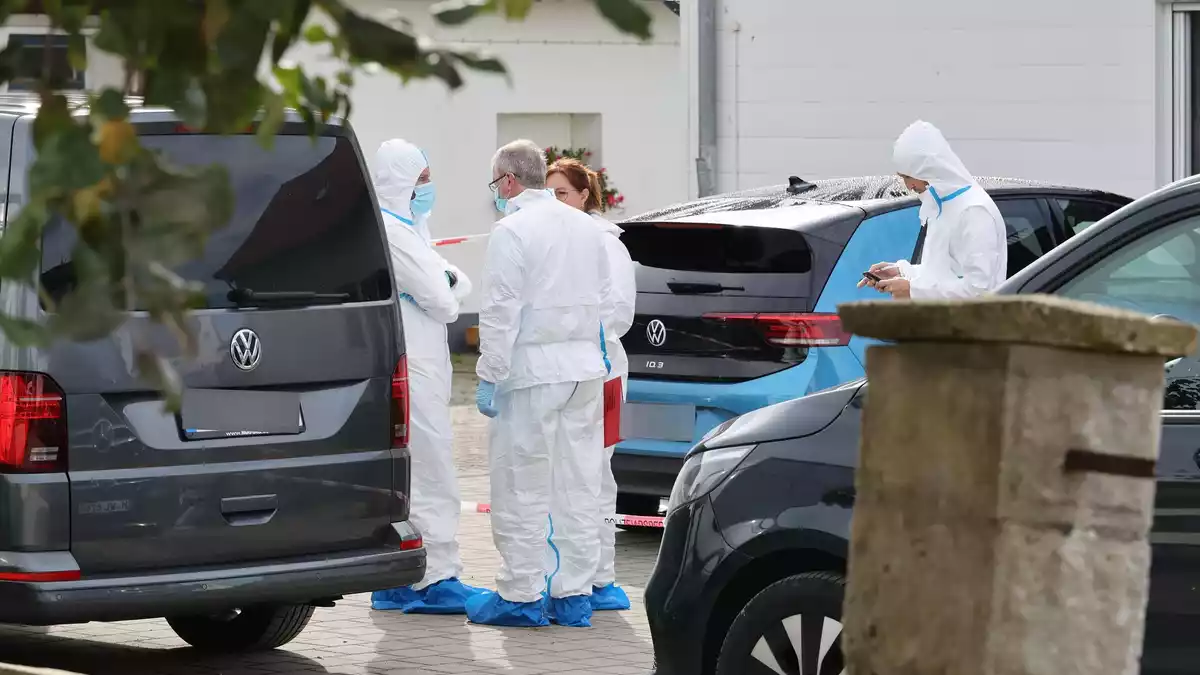Am Tag danach ist die Spurensicherung weiter vor Ort. - Bild: Daniel Löb/dpa