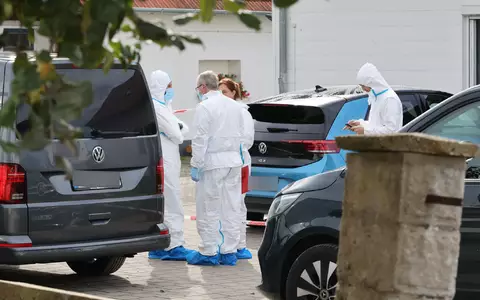 Am Tag danach ist die Spurensicherung weiter vor Ort. - Foto: Daniel Löb/dpa