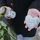 Eine Frau kommt mit Blumen zum Tatort. - Bild: Daniel Löb/dpa