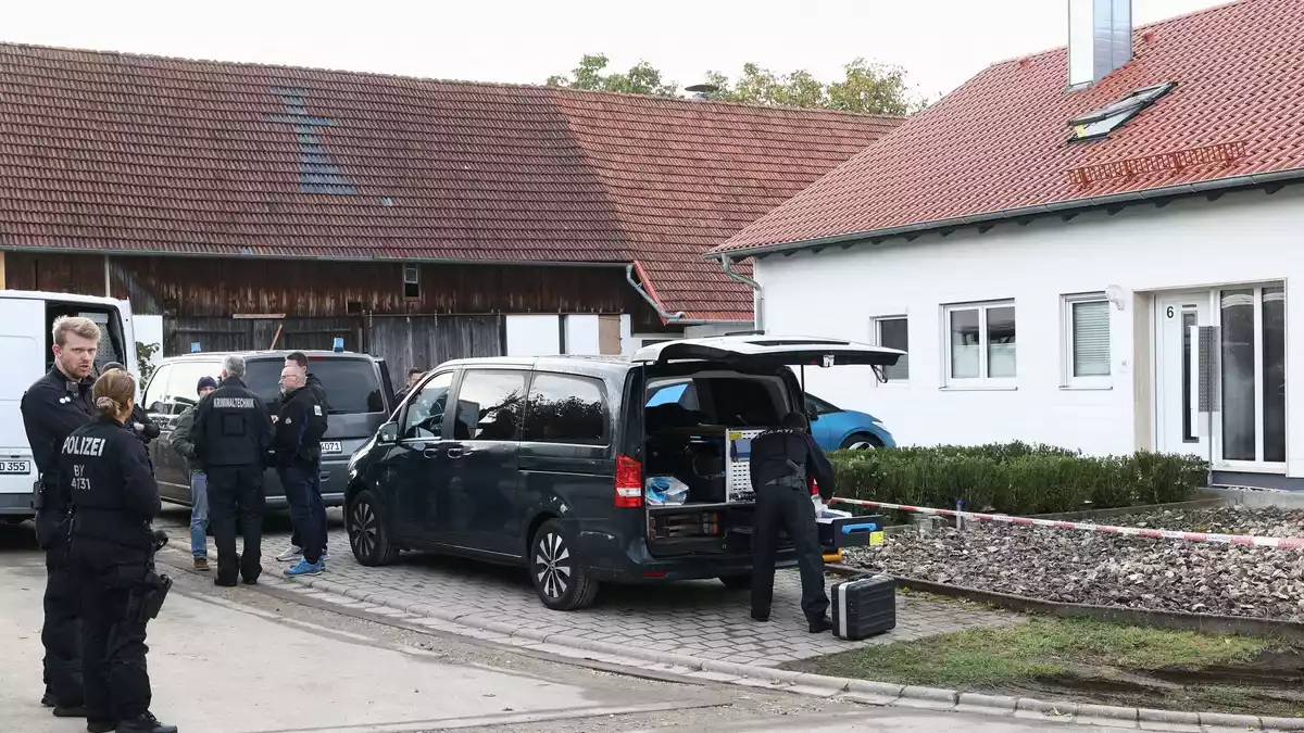 Am Tatort werden Spuren gesichert. - Bild: Daniel Löb/dpa