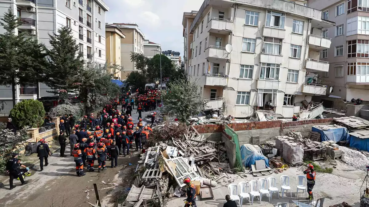 Im Bezirk Maltepe ist ein Wohnhaus mit sieben Stockwerken eingestürzt. 14 Menschen können aus den Trümmern gerettet werden - fünf sterben.  - Bild: Abdullah Tepeli/Dia Photo/AP/dpa