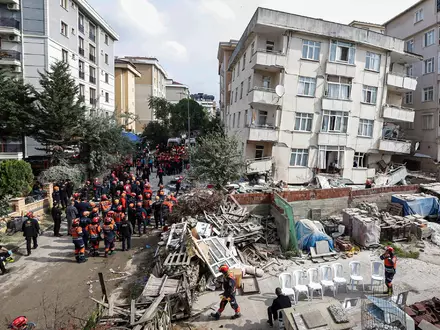 Im Bezirk Maltepe ist ein Wohnhaus mit sieben Stockwerken eingestürzt. 14 Menschen können aus den Trümmern gerettet werden - fünf sterben.  - Foto: Abdullah Tepeli/Dia Photo/AP/dpa