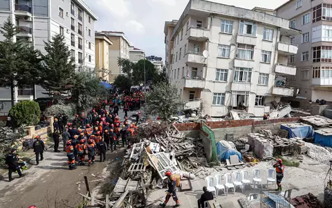 Im Bezirk Maltepe ist ein Wohnhaus mit sieben Stockwerken eingestürzt. 14 Menschen können aus den Trümmern gerettet werden - fünf sterben.  - Foto: Abdullah Tepeli/Dia Photo/AP/dpa