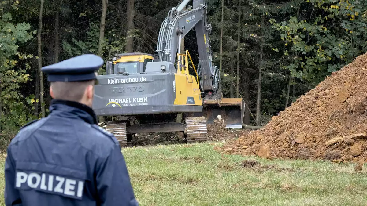 Die Polizei hatte die Sucharbeiten nach einem konkreten Hinweis gestartet. - Bild: Tizian Gerbing/dpa