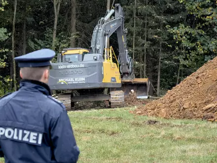 Die Polizei hatte die Sucharbeiten nach einem konkreten Hinweis gestartet. - Foto: Tizian Gerbing/dpa