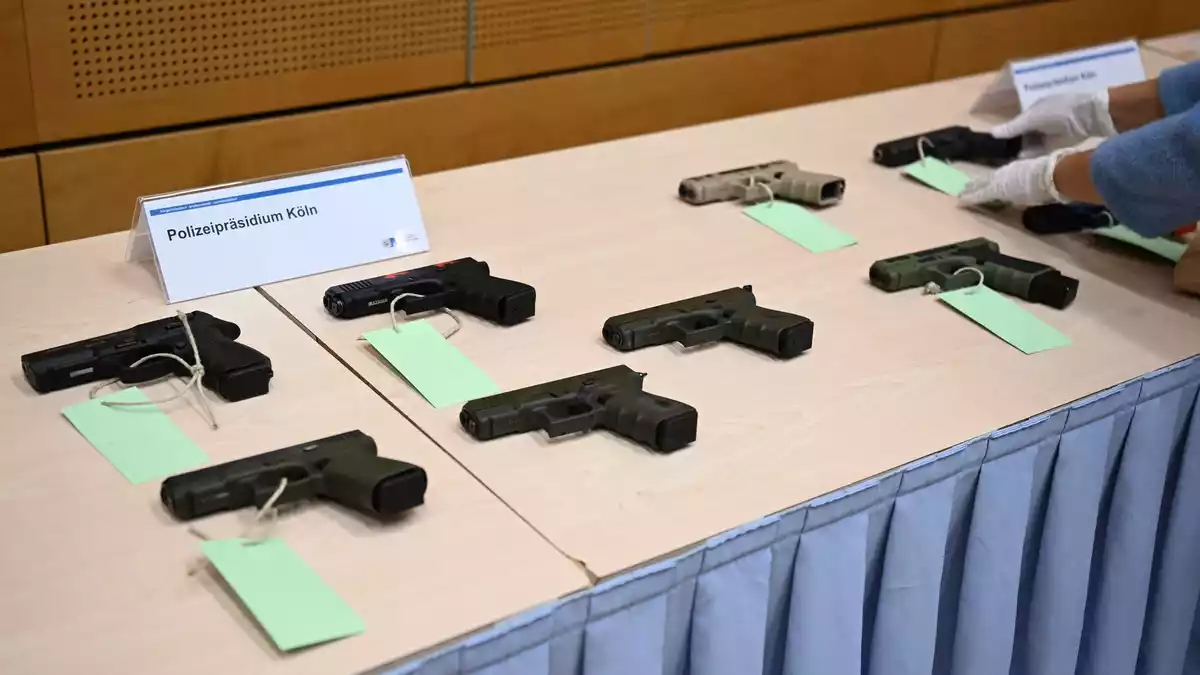 Die Polizei hat mehrere Schusswaffen sichergestellt. - Bild: Federico Gambarini/dpa