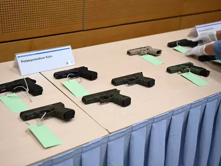 Die Polizei hat mehrere Schusswaffen sichergestellt. - Foto: Federico Gambarini/dpa