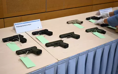 Die Polizei hat mehrere Schusswaffen sichergestellt. - Foto: Federico Gambarini/dpa