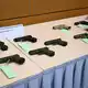 Die Polizei hat mehrere Schusswaffen sichergestellt. - Bild: Federico Gambarini/dpa