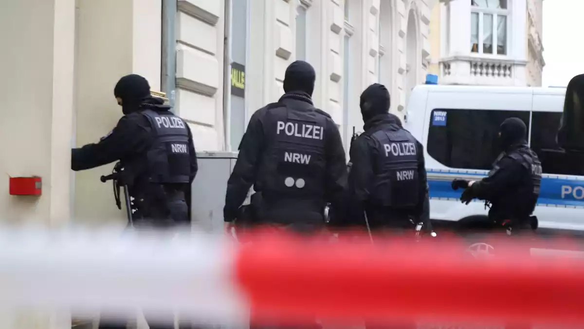 Razzia am Morgen: Am Donnerstag waren Einsatzkräfte gegen das mutmaßliche Netzwerk vorgegangen. (Archivbild) - Bild: ----/dpa