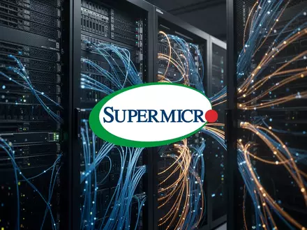Moderne Rechenzentrum-Serverinfrastruktur mit leuchtenden Glasfaserkabeln und Fokus auf Hochleistungstechnologie. - Foto: über boerse-global.de
