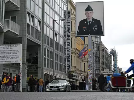 Bei Grabungen am Checkpoint Charlie wurden unter anderem Reste der alten Grenzanlage gefunden. (Archivbild) - Foto: Michael Brandt/dpa