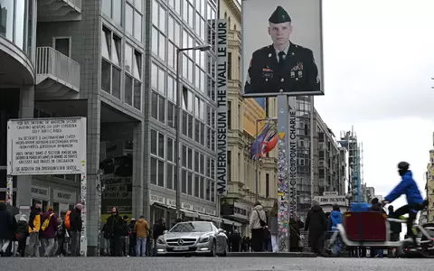 Bei Grabungen am Checkpoint Charlie wurden unter anderem Reste der alten Grenzanlage gefunden. (Archivbild) - Foto: Michael Brandt/dpa
