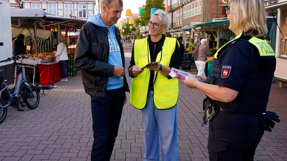 POL-CE: Celler Polizei klärt auf dem Wochenmarkt über Taschendiebstähle auf - Bild: presseportal.de