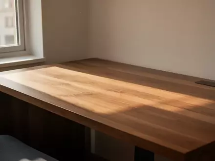 Ein aufgeräumter, minimalistischer Schreibtisch aus Holz in einem hellen Arbeitszimmer mit weichem Tageslicht. - Foto: über boerse-global.de