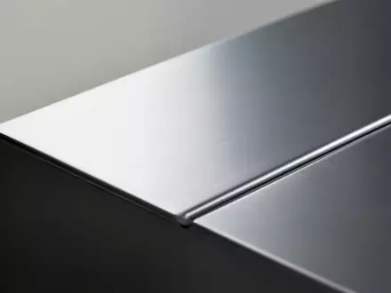 Nahaufnahme einer gebürsteten Aluminiumoberfläche mit weicher Beleuchtung. - Foto: über boerse-global.de