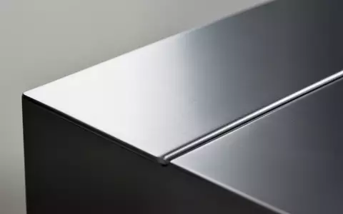 Nahaufnahme einer gebürsteten Aluminiumoberfläche mit weicher Beleuchtung. - Foto: über boerse-global.de