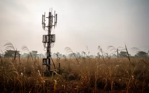 Ein verwitterter Telekommunikationsmast in einer ländlichen Landschaft in Westbengalen bei trübem Tageslicht. - Foto: über boerse-global.de