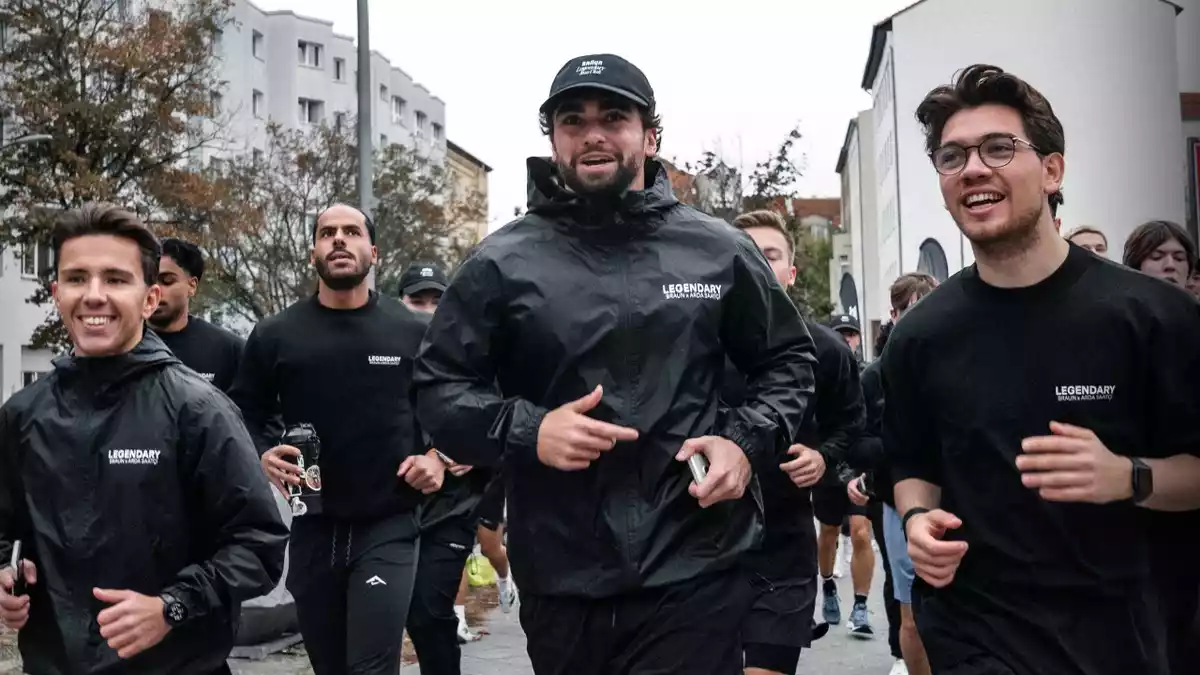 Gemeinsam durch Berlin: BRAUN und Arda Saatçi bringen beim ersten Braun Legendary Community Run rund 50 ausgewählte Teilnehmer auf die Strecke - Bild: presseportal.de