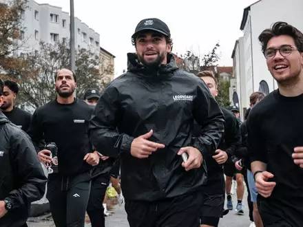 Gemeinsam durch Berlin: BRAUN und Arda Saatçi bringen beim ersten Braun Legendary Community Run rund 50 ausgewählte Teilnehmer auf die Strecke - Foto: presseportal.de