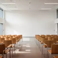 Ein heller Gemeindesaal mit leeren Stühlen in einer brandenburgischen Kommune. - Foto: über boerse-global.de