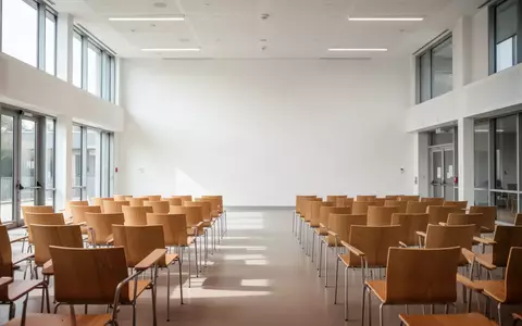 Ein heller Gemeindesaal mit leeren Stühlen in einer brandenburgischen Kommune. - Foto: über boerse-global.de