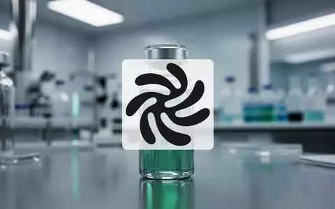 Ein steriles, modernes Labor mit einem Glasfläschchen, das sanftes grünes Licht reflektiert, symbolisch für medizinische Qualität. - Foto: über boerse-global.de