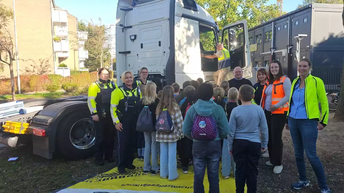 POL-ME: Aktion für Verkehrssicherheit: Grundschulkinder erleben den toten Winkel hautnah - 2610044 - Bild: presseportal.de