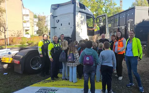POL-ME: Aktion für Verkehrssicherheit: Grundschulkinder erleben den toten Winkel hautnah - 2610044 - Foto: presseportal.de