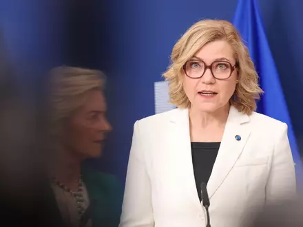 EU-Digitalkommissarin Henna Virkkunen (r.) mahnt KI-Firmen, ihre neusten Modelle erst nach erfolgreichen Sicherheitstests zu veröffentlichen. (Archivbild)  - Foto: Omar Havana/AP/dpa