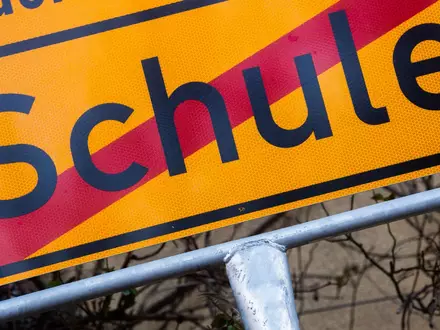 Die Zahl der Schulabgänger ohne Abschluss steigt immer weiter an. (Illustration) - Foto: Julian Stratenschulte/dpa