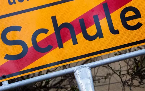 Die Zahl der Schulabgänger ohne Abschluss steigt immer weiter an. (Illustration) - Foto: Julian Stratenschulte/dpa