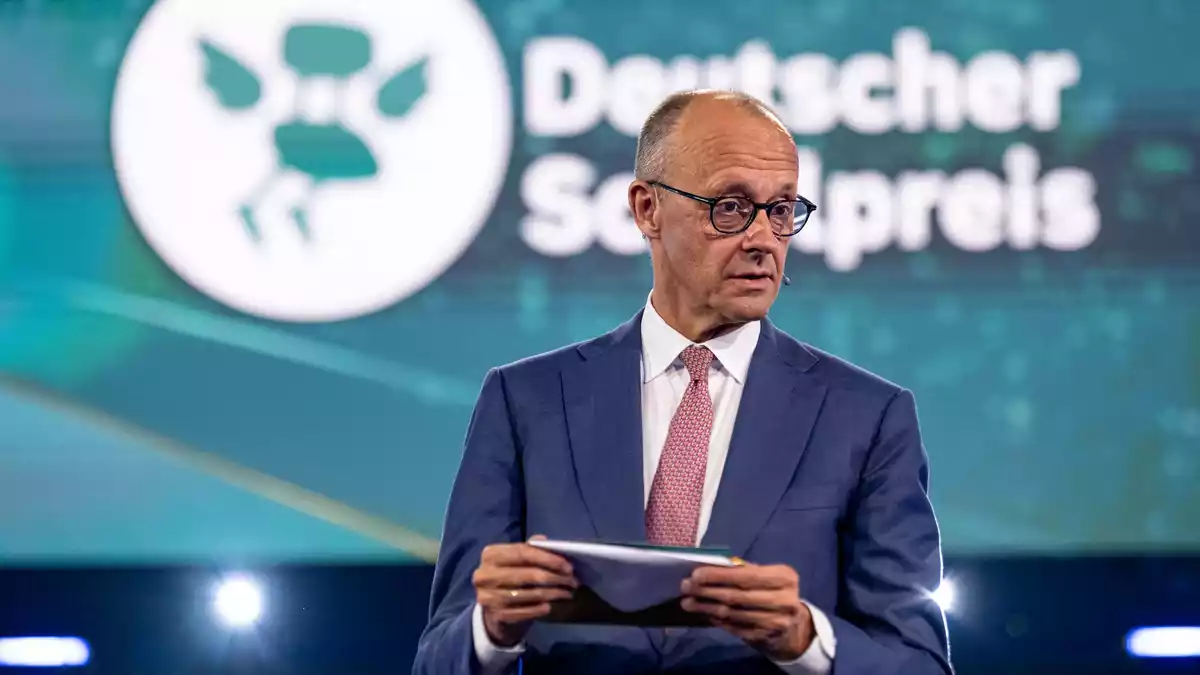 Bundeskanzler Friedrich Merz (CDU) hatte für eine Kraftanstrengung in der Bildungspolitik geworben. Zuletzt würdigte er die Lehrkräfte im Land bei der Verleihung des deutschen Schulpreises als «wichtigstes Berufsgruppe» des Landes. (Archivbild) - Bild: Fabian Sommer/dpa