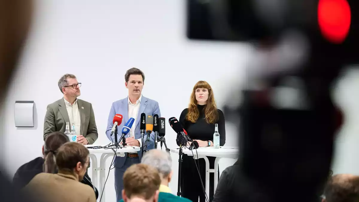 Vertreter von Grünen, SPD und Linken in Berlin haben eine Einigung zum konsequenten Umgang mit Antisemitismus vorgestellt. (Archivbild) - Bild: Annette Riedl/dpa