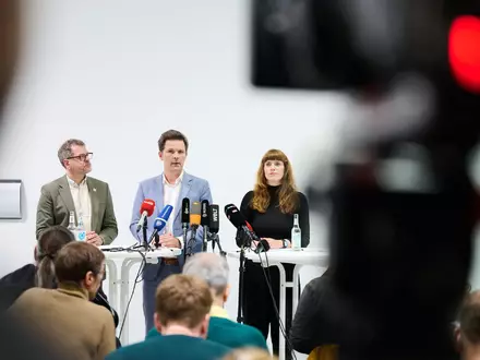 Vertreter von Grünen, SPD und Linken in Berlin haben eine Einigung zum konsequenten Umgang mit Antisemitismus vorgestellt. (Archivbild) - Foto: Annette Riedl/dpa