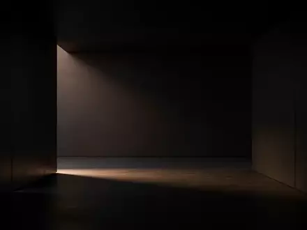 Ein minimalistischer, dunkel gehaltener Innenraum mit sanftem Licht und Schatten, der Systemstabilität symbolisiert. - Foto: über boerse-global.de