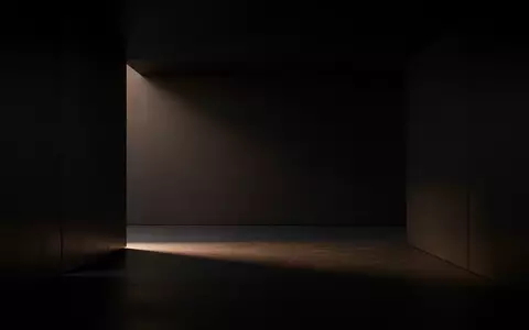 Ein minimalistischer, dunkel gehaltener Innenraum mit sanftem Licht und Schatten, der Systemstabilität symbolisiert. - Foto: über boerse-global.de